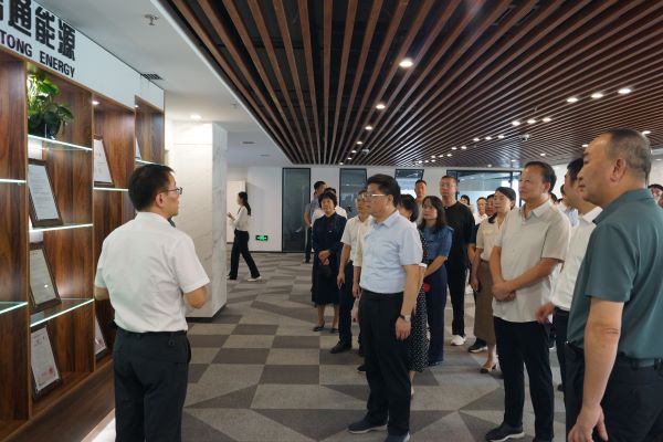 广西壮族自治区人大常委会副主任、党组副书记何文浩一行莅临我公司调研指导工作